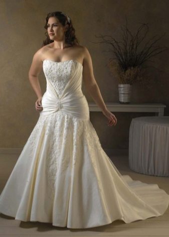 Wedding dress with horizontal drapery for full