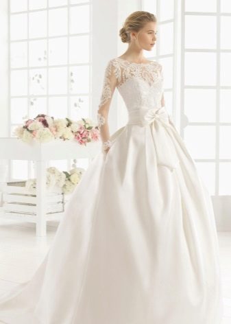 Closed wedding dress with bow