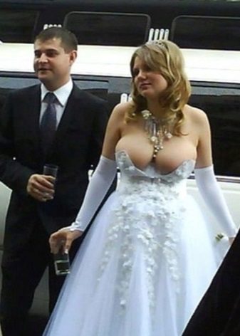 Awesome wedding dress is not on the figure