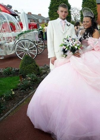 Horrible wedding dress with a fluffy skirt