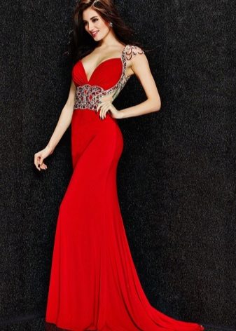 The evening dress from Angela & Alison is red