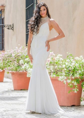 White evening dress to the floor is inexpensive