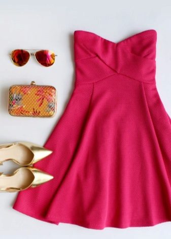 Gold accessories for a fuchsia dress