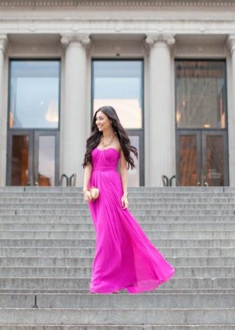 Gold jewelery for a fuchsia dress