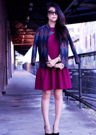 Dress crimson in combination with contrasting colors