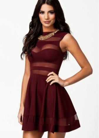 Gold jewelry to the dress of wine color