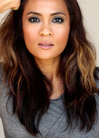 Mysterious makeup for a gray dress