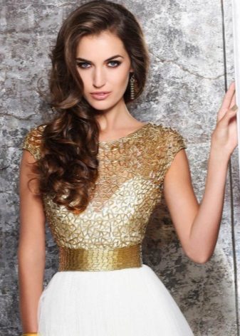 Additional decorations to the dress of gold color
