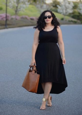 Black dress with an asymmetrical skirt for full in combination with golden sandals and a brown bag