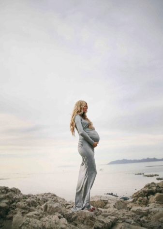 Photoshoot pregnant in a dress