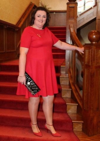 Red dress for obese women with red shoes and black clutch