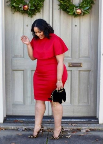 Red dress for obese women in combination with a black handbag and leopard high-heeled shoes