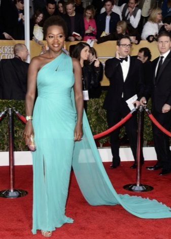 Brilliant sandals and a handbag to a navy blue dress