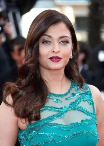 Silver makeup to mint dress