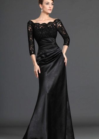 Closed black dress to the floor