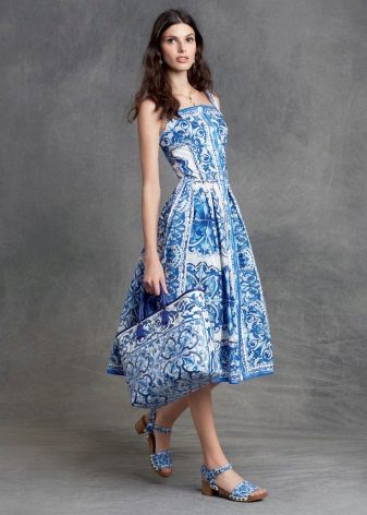 Sandals to the dress in the Russian style