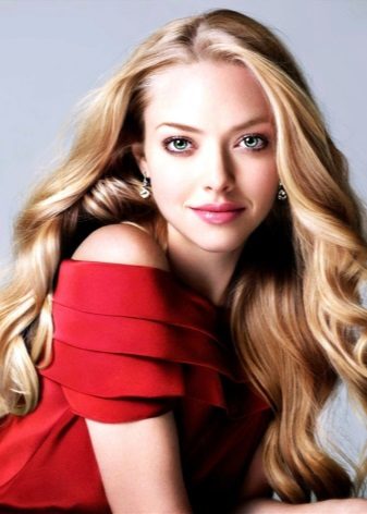 Makeup soft under a cherry dress