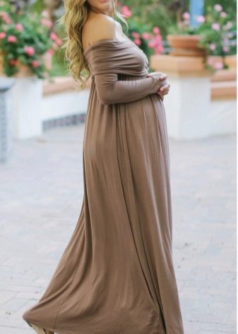 Long dress razletayk in the floor for pregnant women