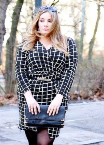 Office black checkered dress with a smell for the full in combination with an envelope bag