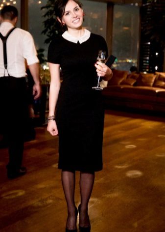 Sheath dress with a small contrasting collar