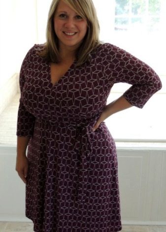 Dress from the staple with a V-neck for the full