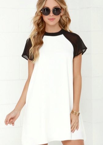 Short dress with short raglan sleeves