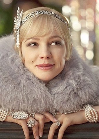 Jewelery for the dress of the 30s