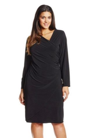 Dress with semi-silhouette for figure type pear