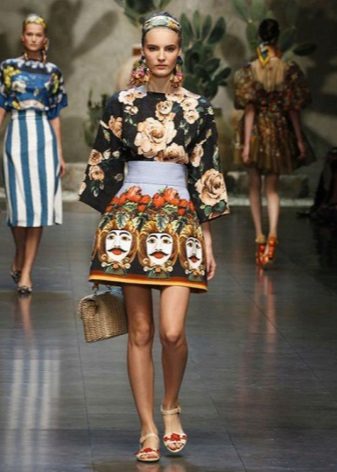 Short dress with floral and ethnic patterns