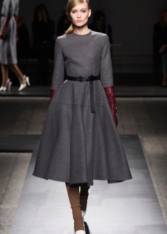 Dress in the style of a new bow with a three-quarter sleeve