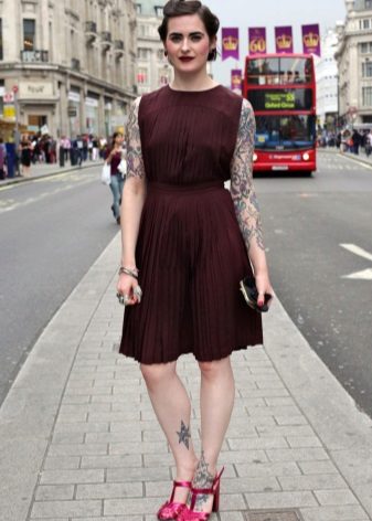 Pleated dress for girls with broad shoulders