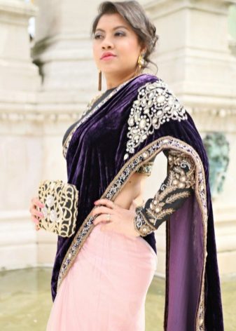 Clutch to pink saree