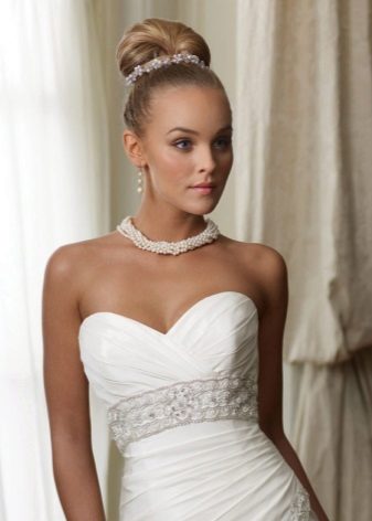 Jewelery from pearls for a wedding dress