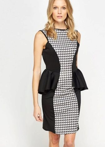 Dress goose feet with basky medium length, combined with black fabric