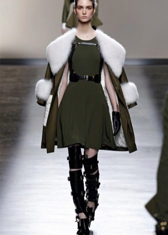 Coat with fur and cuffs to the dress in military style