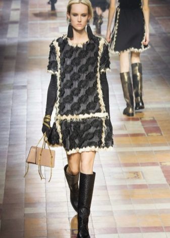 Accessories for a short tunic dress