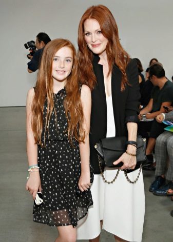 Dress in a pea for a girl of 11 years