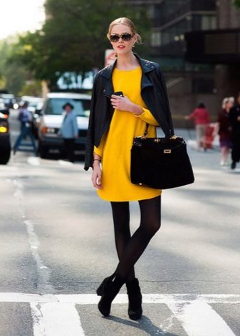 Black tights to a yellow dress