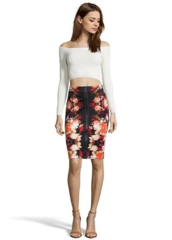 Knitted skirt pencil with print and shoes