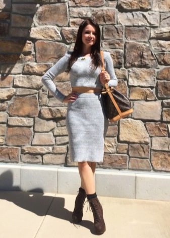 Ankle boots for knit skirt