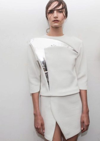 Asymmetrical skirt and minimum accessories