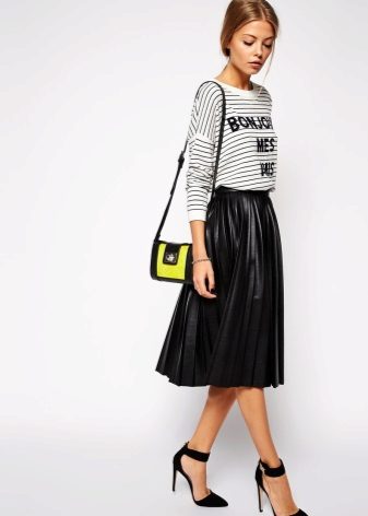 Skirt sun and sweatshirt with the inscription