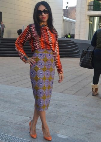 Long skirt pencil with ethnic print in combination with a bright blouse