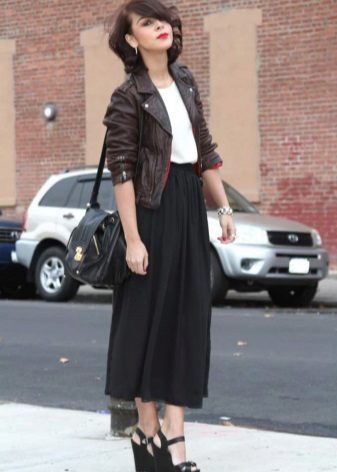 Half skirt long skirt in combination with leather jacket