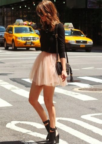 Short full skirt in combination with a jumper