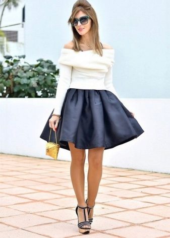 Black short full skirt