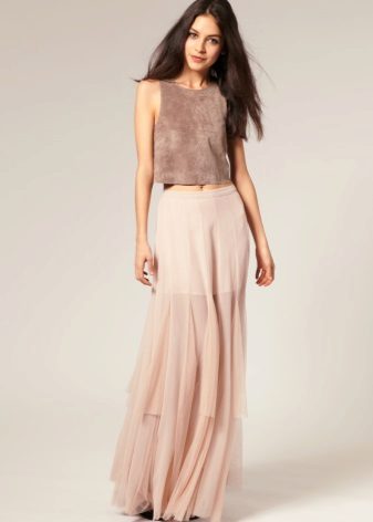 Flowing skirt to the floor