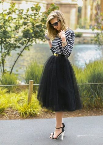 High-waisted multi-layered skirt for women with an inverted triangle type