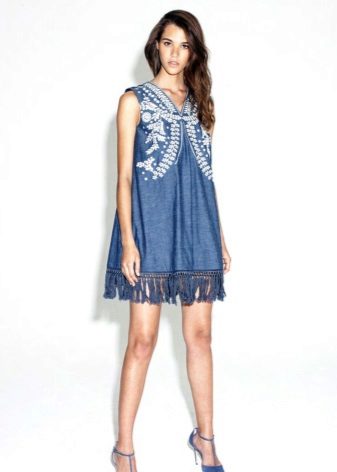 Dress with fringe at the hem