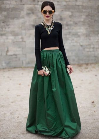 Floor-length fluffy green skirt for summer